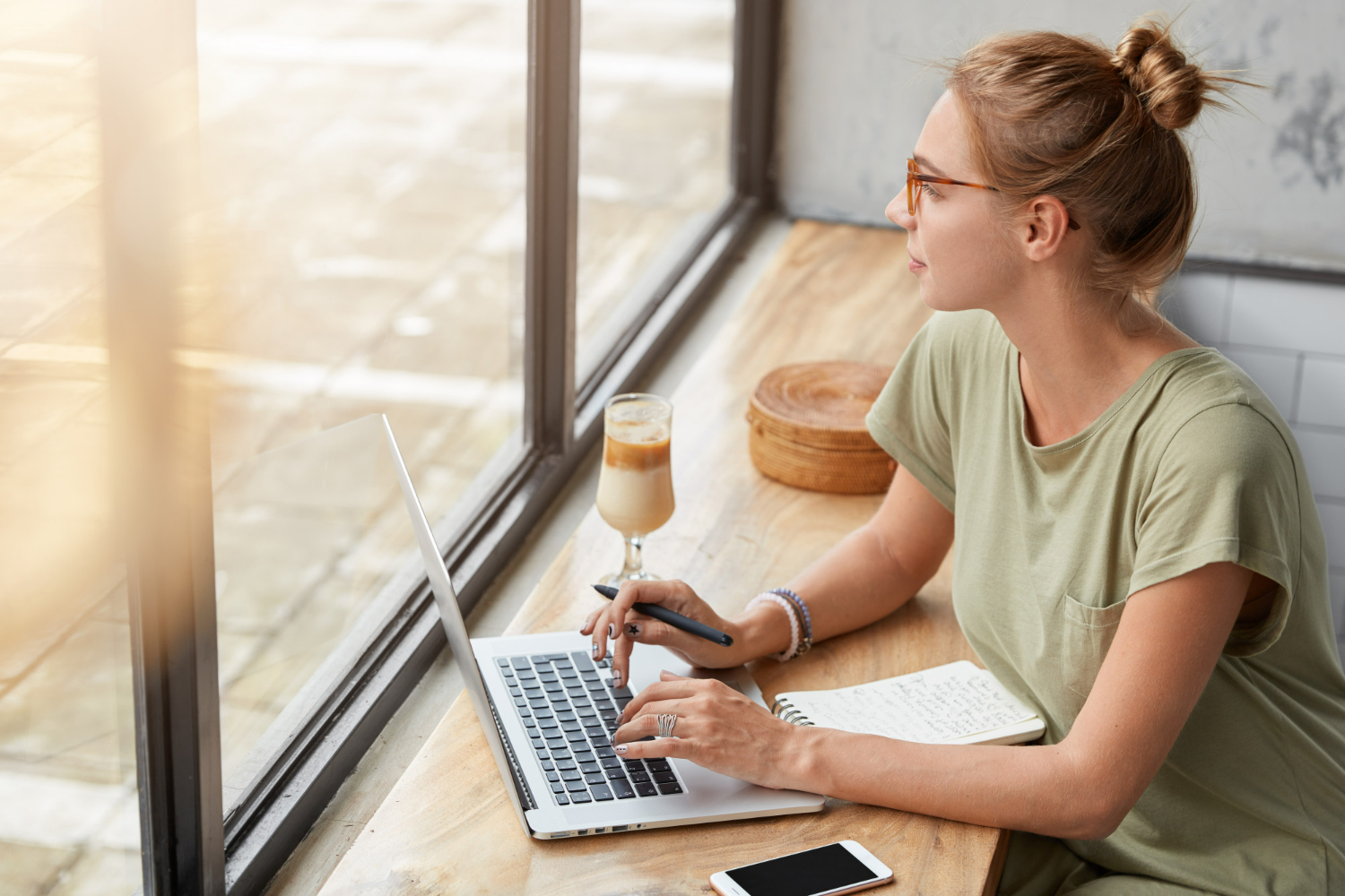 Jeune femme travaillant dans un café