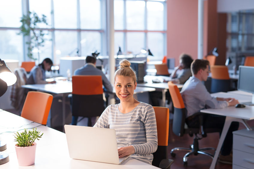 Femme dans un open space