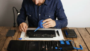 Homme qui répare un clavier d'ordinateur