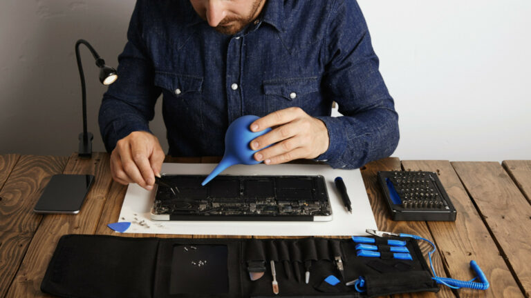 Homme qui répare un clavier d'ordinateur