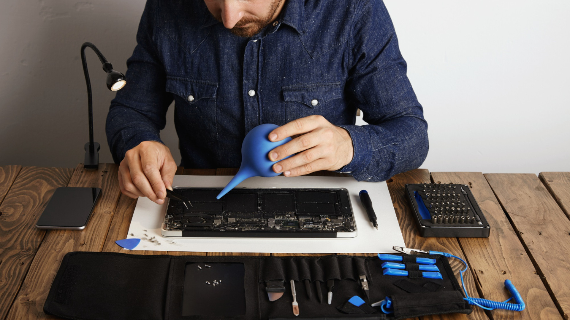 Homme qui répare un clavier d'ordinateur