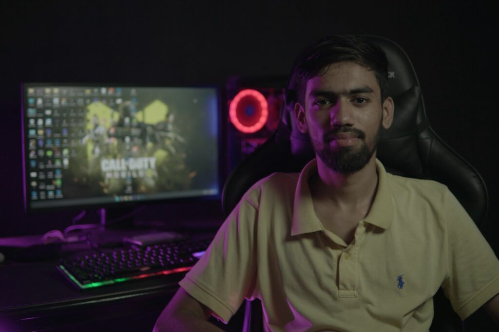 Un gamer assis devant son PC